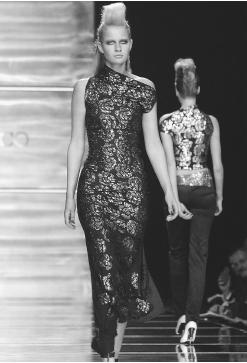 Rocco Barocco, fall/winter 2001-02 collection: embroidered dress. © AP/Wide World Photos.