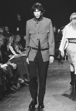 Ann Demeulemeester, fall 2000 collection. © AP/Wide World Photos/Fashion Wire Daily.