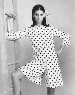Anne Fogarty, spring 1967: linen culotte ensemble. © AP/Wide World Photos.
