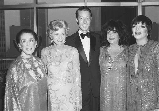 Halston (center) in 1979, surrounded left to right by Martha Graham, Betty Ford, Elizabeth Taylor, and Liza Minnelli, all wearing gowns designed by him. (At the Third Annual Martha Graham Award, New York.) © Bettmann/CORBIS.