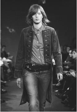 Marc Jacobs, fall 2001 collection. © AP/Wide World Photos.