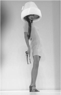 Byron Lars, fall 1996 collection: ribbed knit dress with a hairdryer hat. © AP/Wide World Photos.