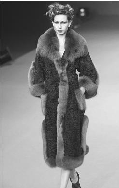 Sonia Rykiel, fall/winter 2001 ready-to-wear collection. © AP/Wide World Photos.