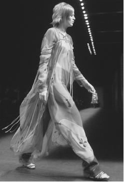 Anna Sui, fall 2001 collection: chiffon caftan over glittery corduroy pants. © AP/Wide World Photos.