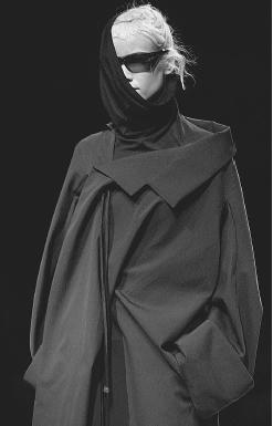 Yohji Yamamoto, fall/winter 2001-02 ready-to-wear collection. © AP/Wide World Photos.